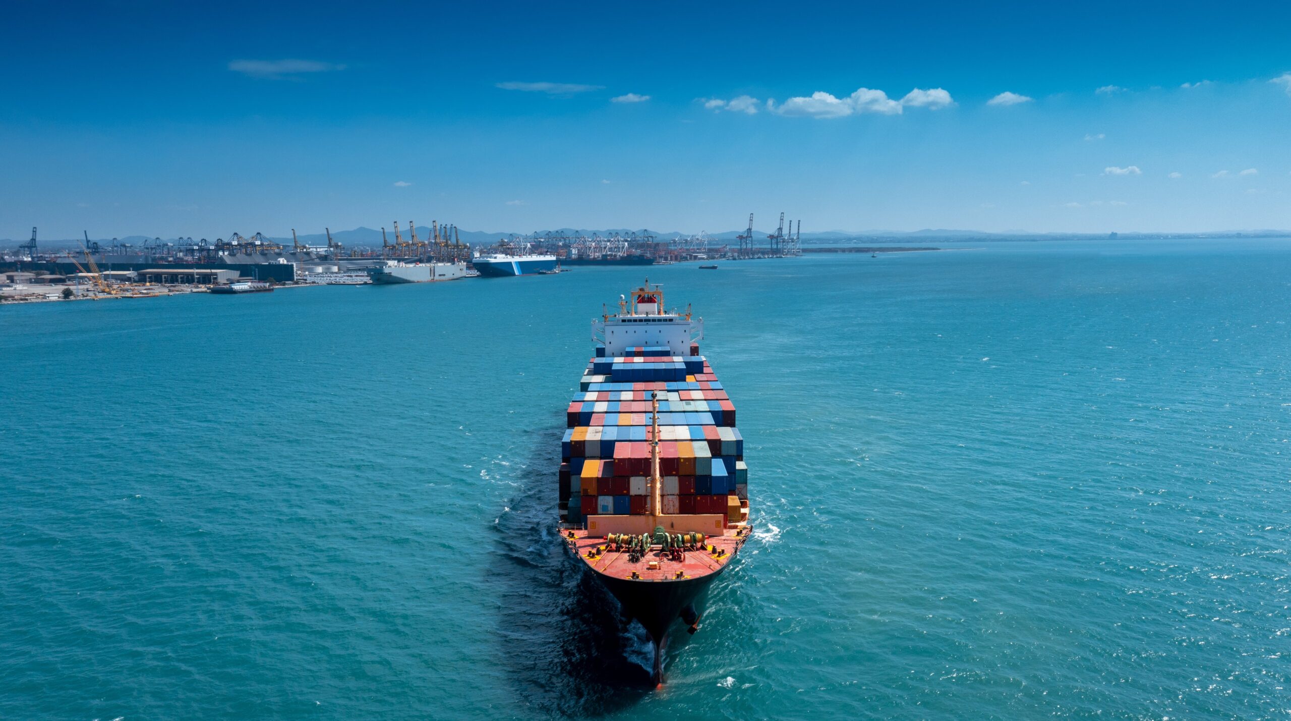 Jak wygląda organizacja transportu morskiego cargo?